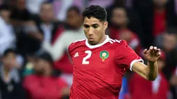 Bek Maroko, Achraf Hakimi mengontrol bola dalam laga  persahabatan dengan Ukraina di Stadion Stade de Geneve, Jenewa, Swiss, Kamis (31/5). Hakimi berusia 19 tahun 222 hari ketika Piala Dunia 2018 bergulir. (Fabrice Coffrini/AFP)