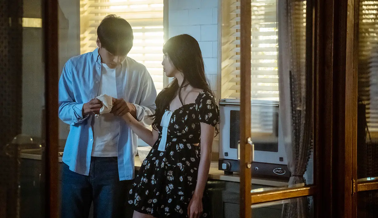 Di sisi lain, Won Jun akhirnya memutuskan untuk pindah ke rumah kos dekat sekolahnya setelah menempuh perjalanan panjang karena adik dan ibunya yang sakit. (Foto: Netflix)