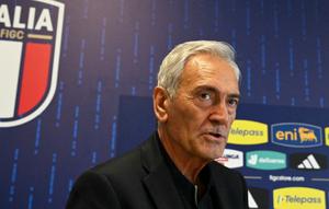 Presiden Federasi Sepak Bola Italia (FIGC), Gabriele Gravina, menghadiri konferensi pers di markas tim di Iserlohn, pada 30 Juni 2024, setelah mereka tersingkir oleh Swiss dalam pertandingan babak 16 besar Euro 2024. (Alberto PIZZOLI/AFP)