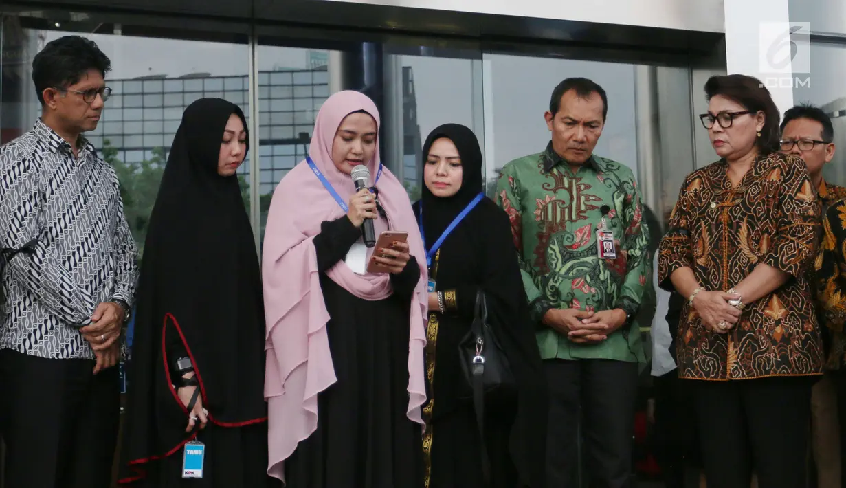 Istri penyidik Komisi Pemberantasan Korupsi Novel Baswedan, Rina Emilda (ketiga kiri) mengikuti aksi peringatan 100 hari penyerangan suaminya di gedung KPK, Jakarta, Kamis (20/7). (Liputan6.com/Helmi Afandi)