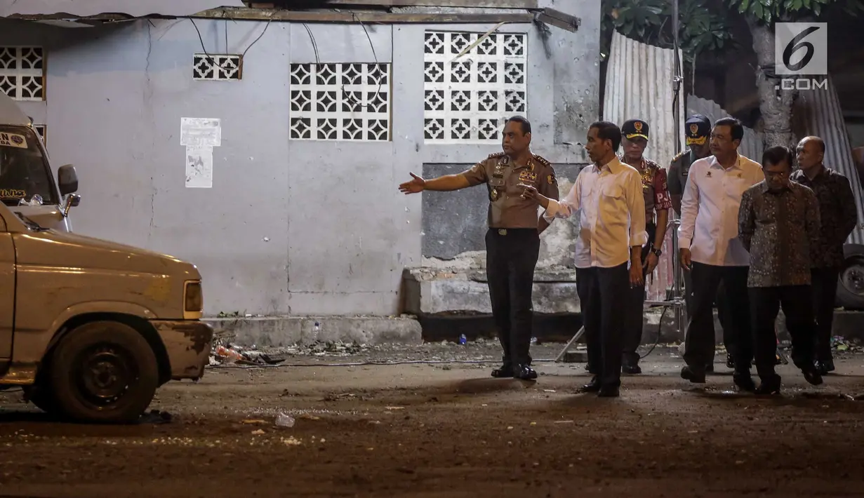 Presiden Jokowi dan Wakil Presiden Jusuf Kalla ketika melihat lokasi ledakan di Terminal Kampung Melayu Kamis (25/5). Jokowi menegaskan, tidak ada tempat di negara kita, untuk terorisme. (Liputan6.com/Faizal Fanani)