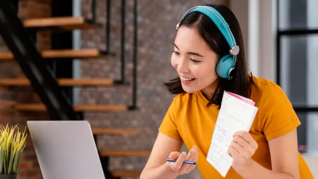 Mengirim tugas lewat email (Foto: freepik)