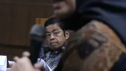 Mantan Sekjen Partai Golkar, Idrus Marham menyimak keterangan Eni Maulani Saragih saat sidang di Pengadilan Tipikor, Jakarta, Selasa (29/1). Idrus didakwa terlibat kasus dugaan suap kerja sama pembangunan PLTU Riau-1. (Liputan6com/Helmi Fithriansyah)