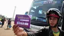 Seorang pengguna motor memperlihatkan kartu mudik gratis 2014. Jakarta, Kamis (24/7/14) (Liputan6.com/Faizal Fanani)