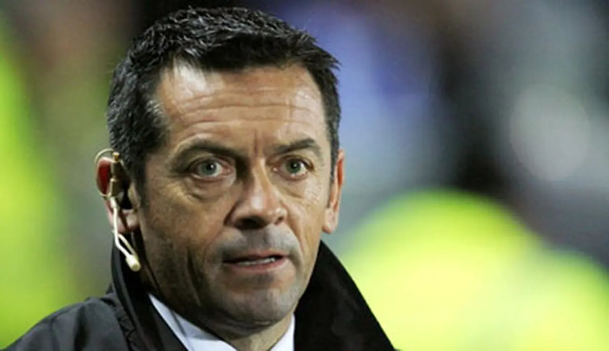 Hull City's Phil Brown, Manager of Hull City watches before kick off against Chelsea during a Premier League game at the KC Stadium in Hull, England, on October 29, 2008. AFP PHOTO/IAN KINGTON