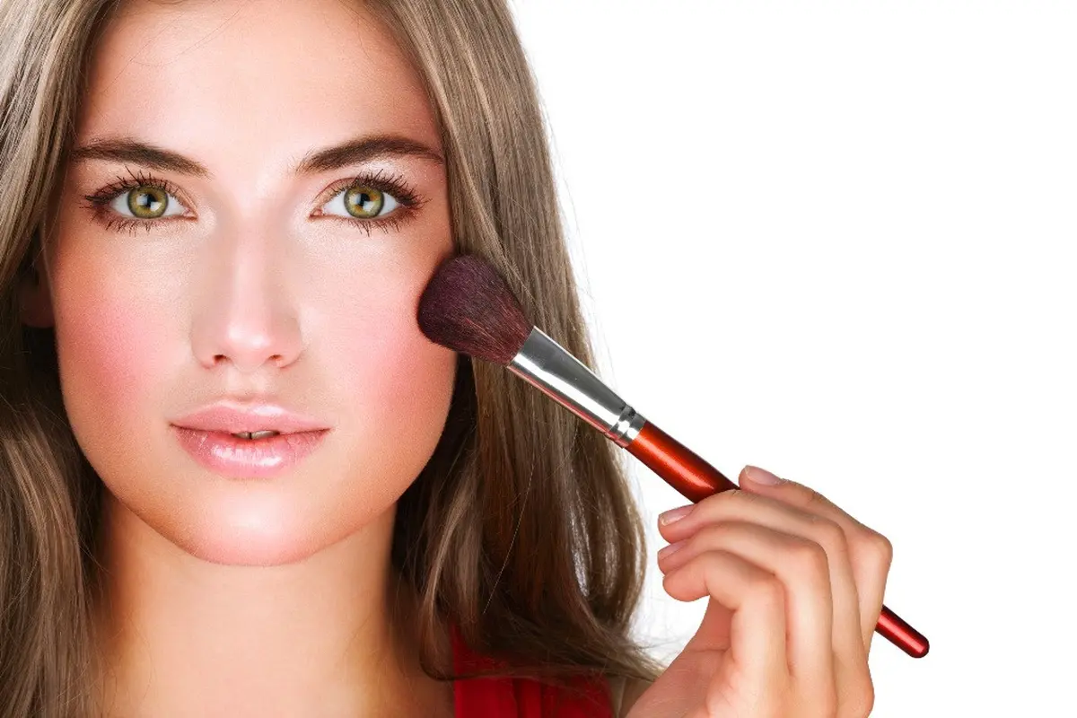 Rahasia Wajah Pink Merona, Ikuti Cara Makeup Ini Deh