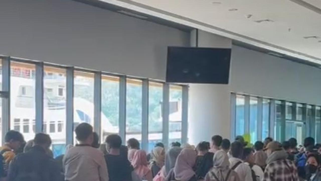 Pemudik perjalan kaki memenuhi dermaga eksekutif Pelabuhan Merak, Kota Cilegon, Banten pada h-3, Minggu (7/4).<br>