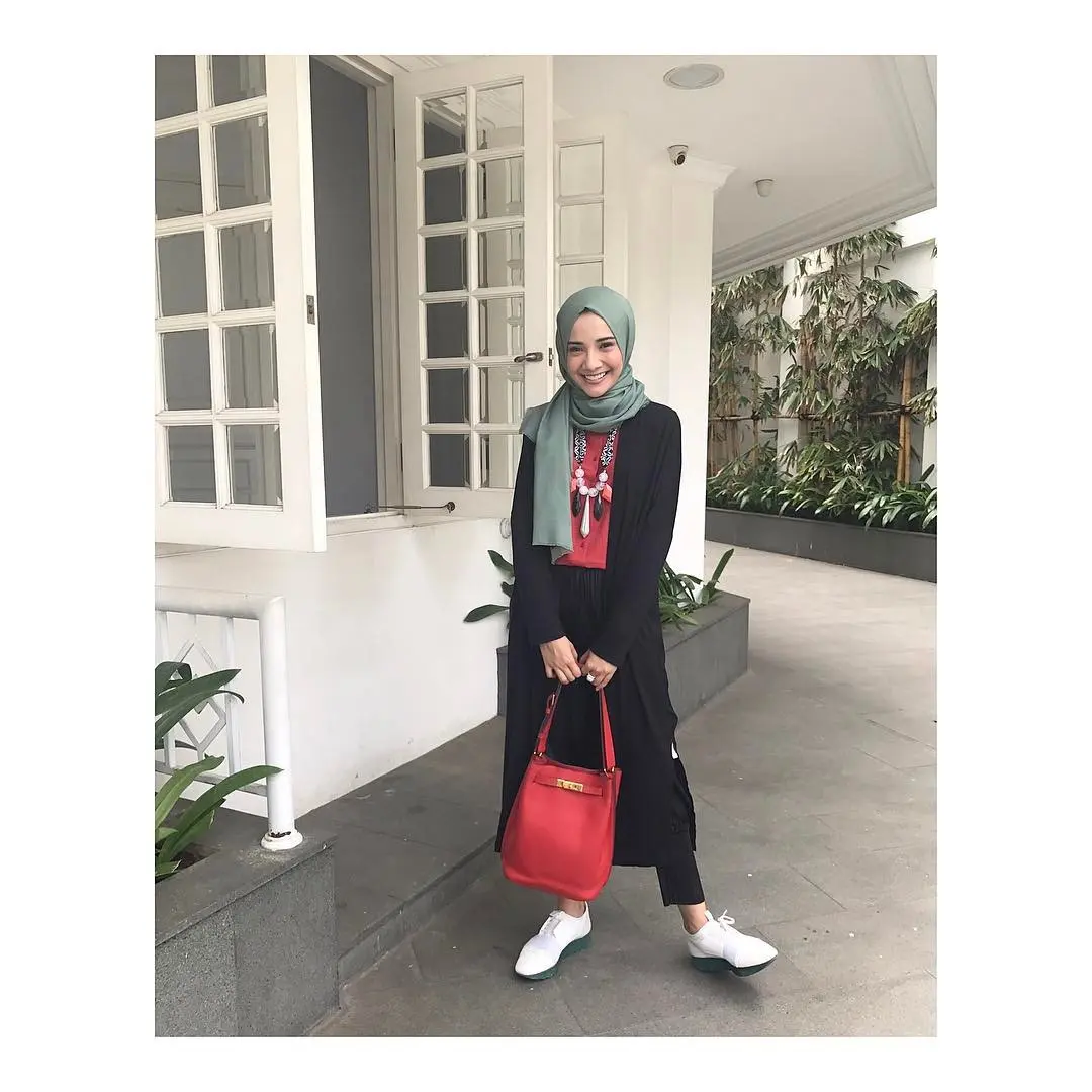 Gaya hijab yang simple dan casual ala selebriti cantik. (sumber foto: @zaskiasungkar15/instagram)