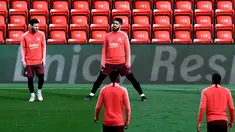 Pemain Barcelona Lionel Messi (kiri) dan Luis Suarez saat sesi latihan bersama rekan-rekan mereka jelang menghadapi Liverpool pada leg kedua semifinal Liga Champions di Stadion Anfield, Liverpool, Inggris, Senin 6 Mei 2019. (Peter Byrne/PA via AP)