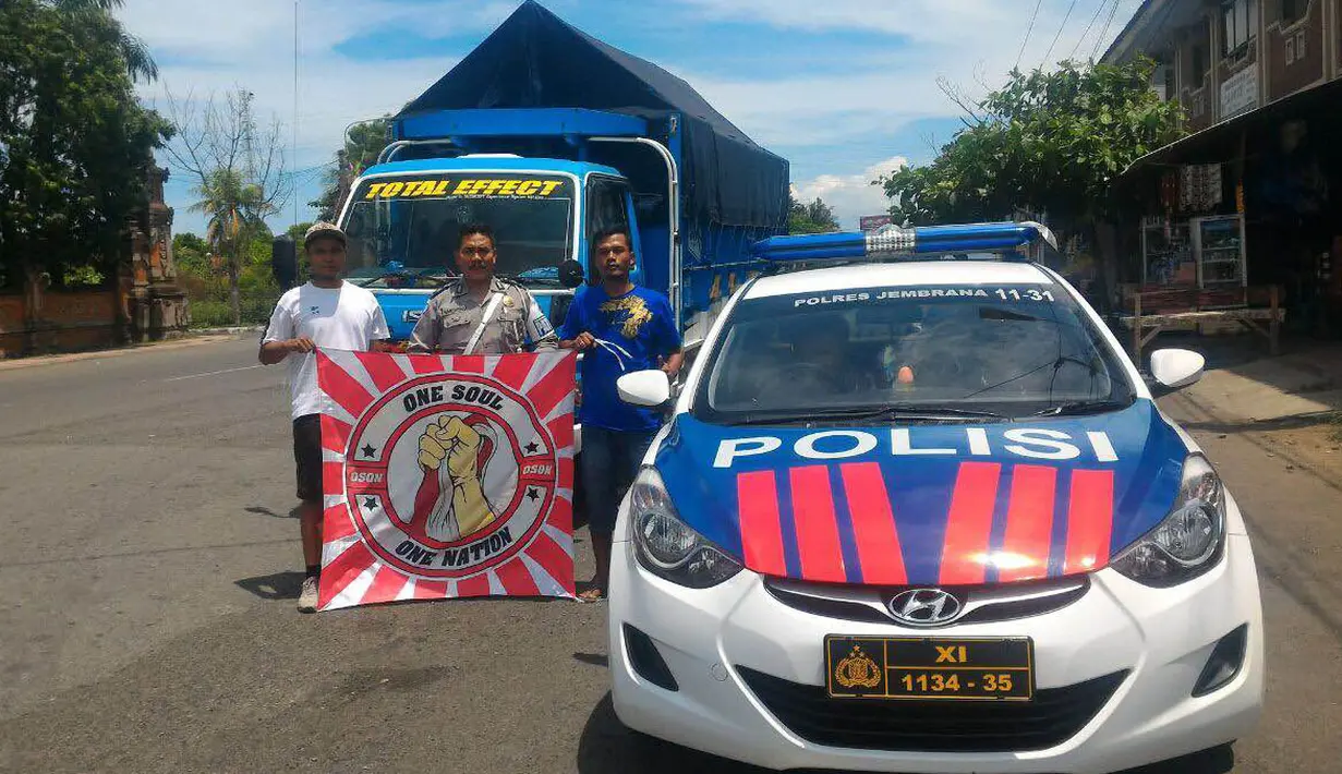 Truk pengangkut bendera merah putih raksasa dan Aremania mendapat pengawalan polisi Polda Bali sampai di Pelabuhan Gilimanuk, Selasa (29/3/2016). (Bola.com/Aremania)