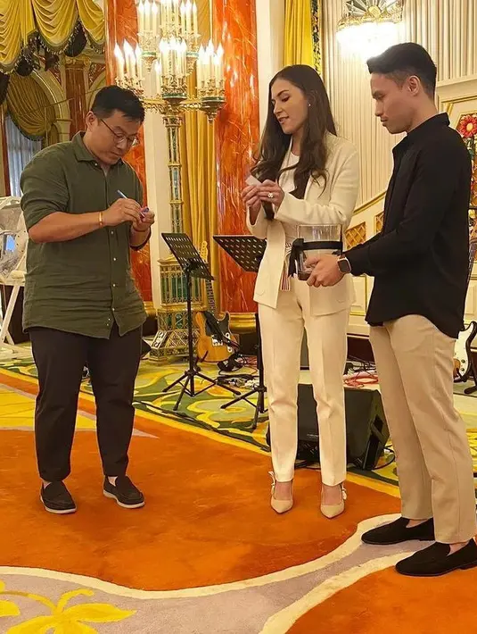 Dipadukan dengan t-shirt putih polos dan belt multiwarna yang jadi aksen tampilan Anisha Rosnah [@support.anishaik]