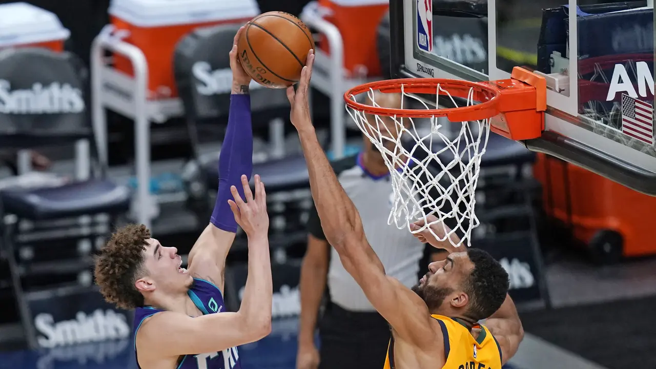 Tembakan LaMelo Ball diblok Rudy Gobert