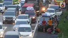 Pemudik beristirahat di tepian ruas jalan tol Cikopo-Palimanan, Jawa Barat, Kamis (28/4/2022). Ruas jalan tol yang mengalami peningkatan menyebabkan sebagian pemudik memilih untuk beristirahat di tepi jalan tol meski hal tersebut melanggar pertaturan yang berlaku. (Liputan6.com/Herman Zakharia)