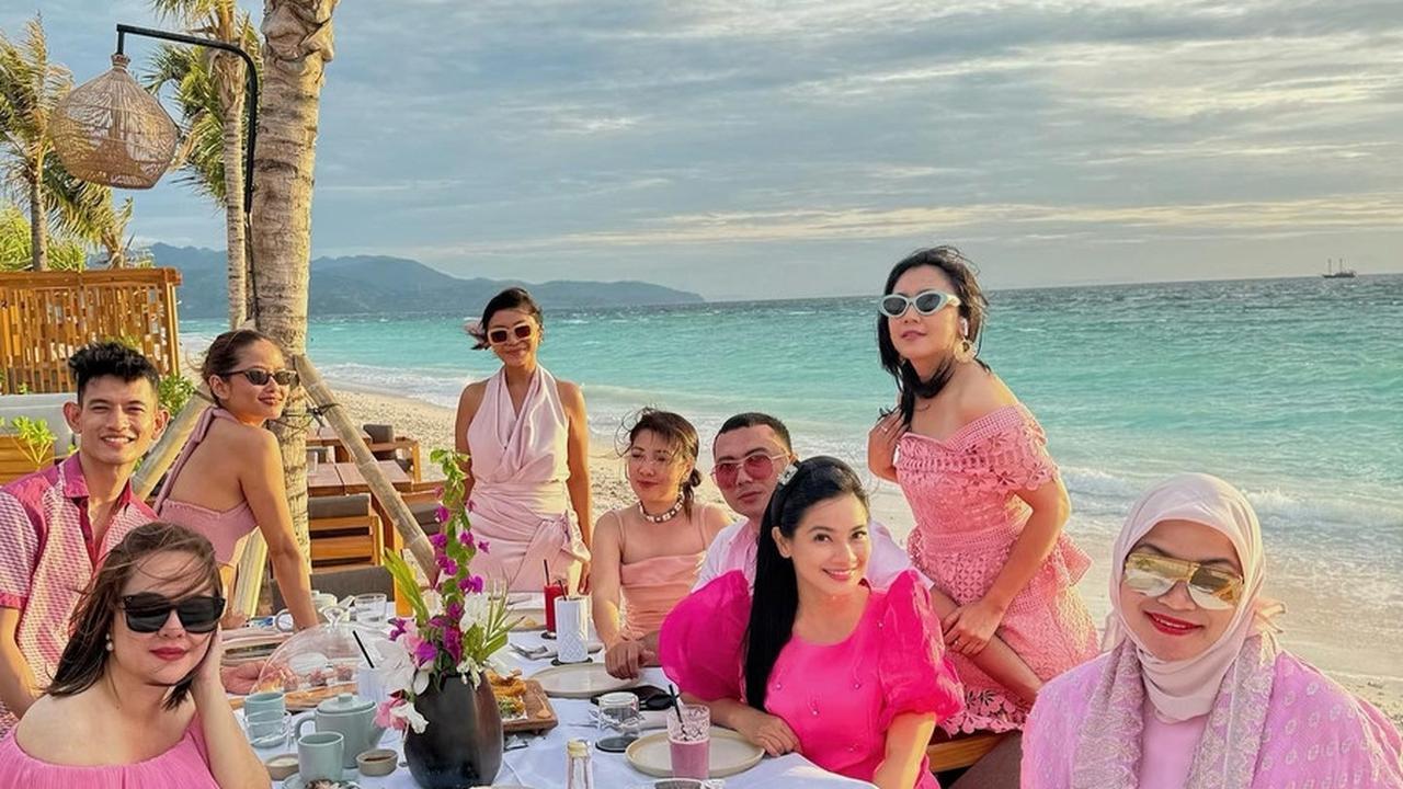 Seru Banget, Potret Titi Kamal Rayakan Ultah Bareng Bestie di Pinggir Pantai
