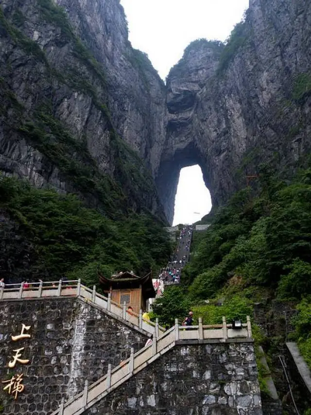 Keindahan Heaven Gate Mountain (sumber: facebook/Civil Engineering Discoveries)