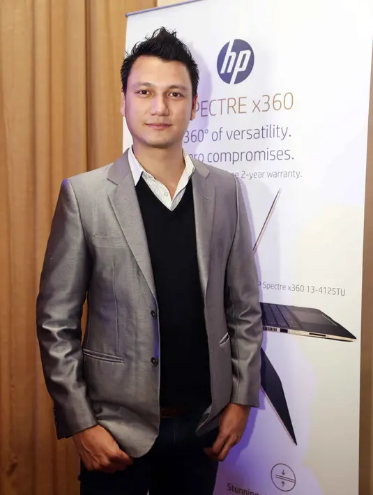 "Aku lagi senang main drone, lagi naik daun tuh. Aku senang bikin video, aku juga senang astronomi. Aku juga pake teleskop. Ada di Instagram aku beberapa hasil fotonya," ujarnya menjelaskan. (Nurwahyunan/Bintang.com)