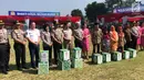 Kasespim Irjen Pol Wahyu Indra Pramugari foto bersama dengan Sespimti, Sespimmen dan warga penerima paket lebaran di Asrama Unit Barat, Jawa Barat, Senin (04/6). (Liputan6.com/Pool/Sespimti)