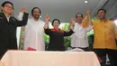 Keempat ketum parpol koalisi bersama Jokowi melakukan salam komando dan mengangkat tangan ke atas setelah menandatangani berkas tersebut di kediaman Megawati Soekarnoputri, Jakarta, Senin (19/5/14). (Liputan6.com/Herman Zakharia)