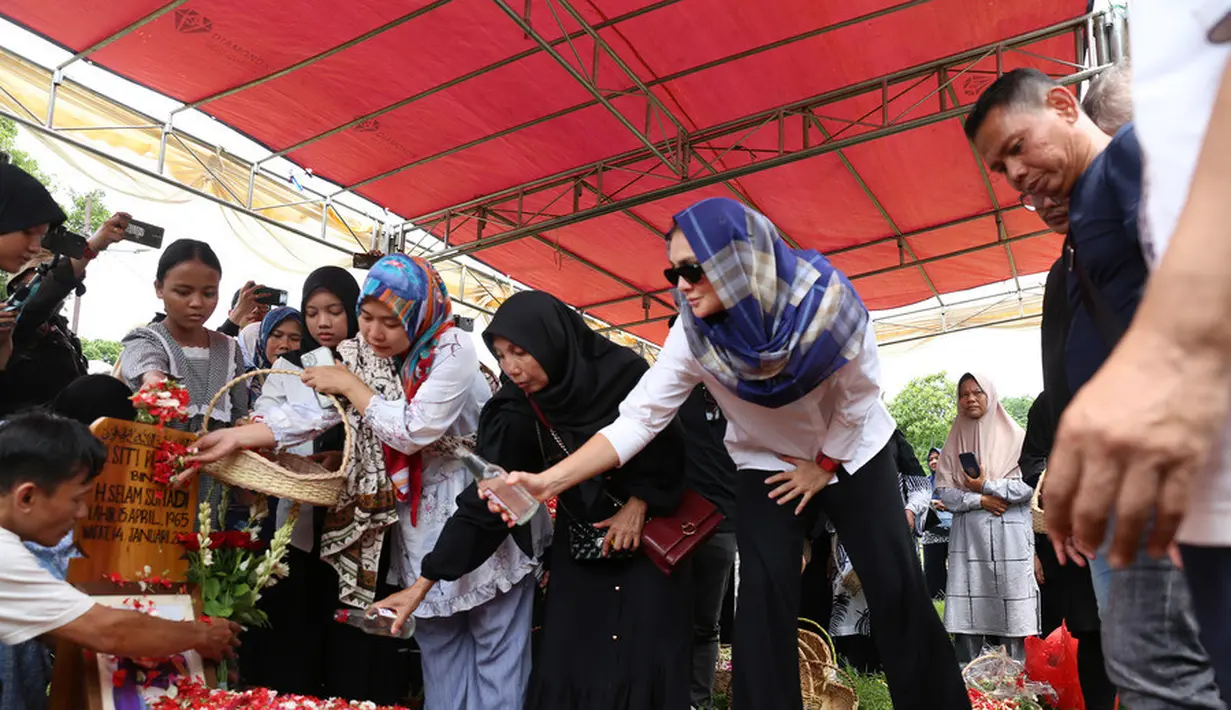 Sekedar informasi, Ibunda Maxime Bouttier meninggal dunia pada Minggu, 14 Januari 2024 sekitar pukul 19.15 WIB. Siti Purwanti menghembuskan napas terakhirnya setelah menjalani perawatan karena menderita penyakit jantung dan ginjal. [KapanLagi.com/Budy Santoso]