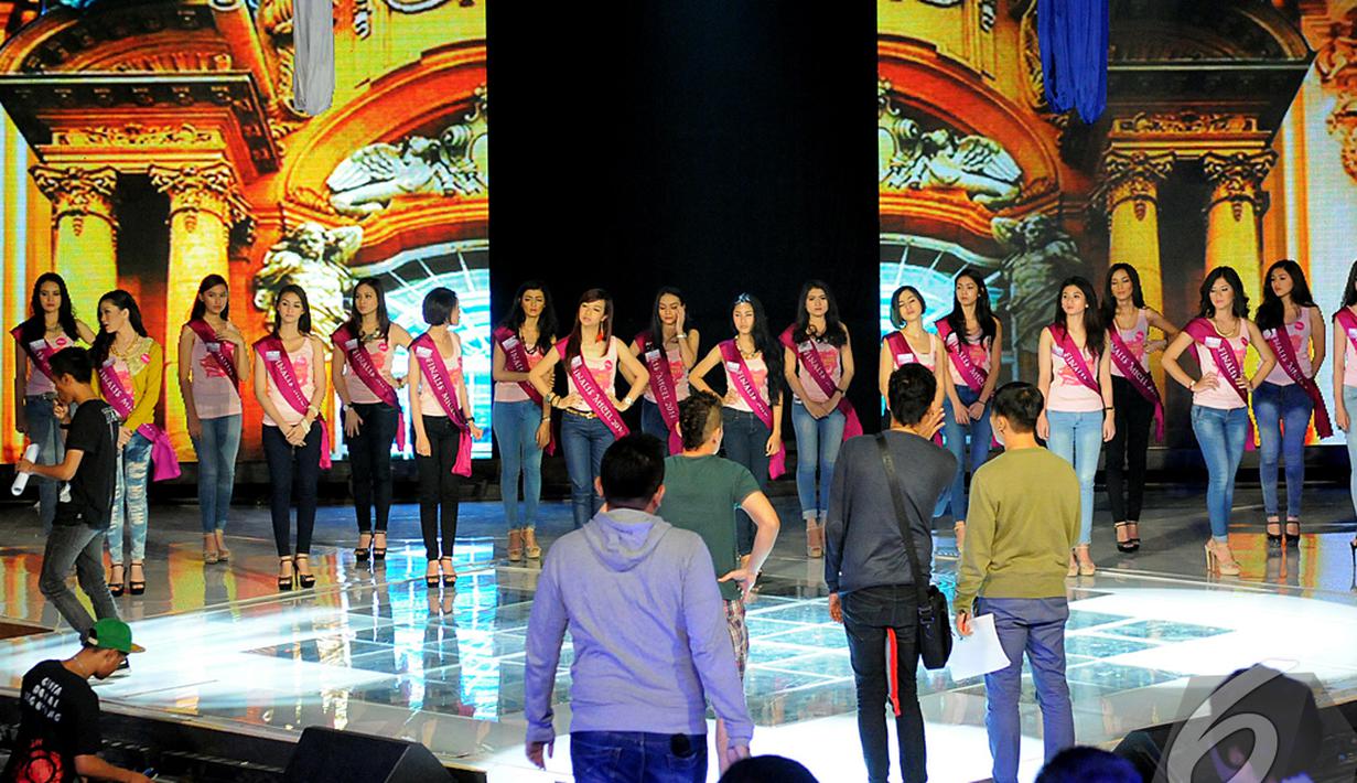  Panitia mengatur posisi para Finalis Micel 2014 di atas panggung saat melakukan gladi resik,  Jakarta, Jumat (24/10/2014) (Liputan6.com/Faisal R Syam)