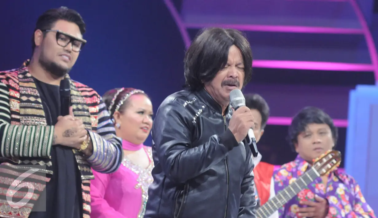 Penampilan Caca Handika saat Indonesian Dangdut  Award  2016  di Studio 6 Emtek, Jakarta, Rabu (9/11). IDA  2016 merupakan ajang pemberian penghargaan kepada mereka yang  berjasa dalam dunia musik  dangdut Indonesia. (Liputan6.com/Helmi Afandi)