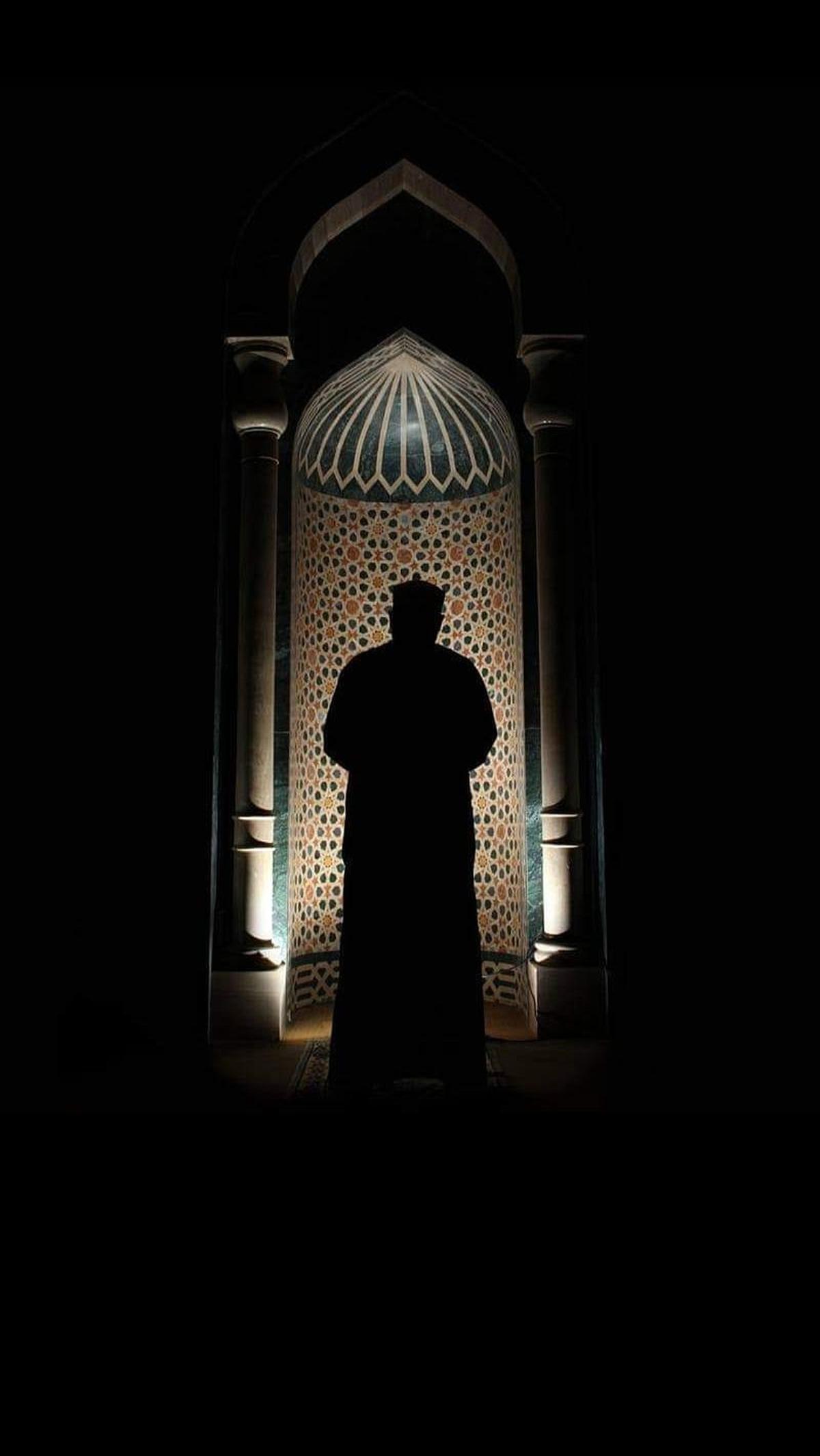 Sebagai umat Islam, Anda pasti sudah tahu bahwa rukun iman yang pertama adalah iman kepada Allah. Namun, iman tanpa mengenal Allah juga belum cukup. Tapi, bagaimana cara kita mengenal Allah?