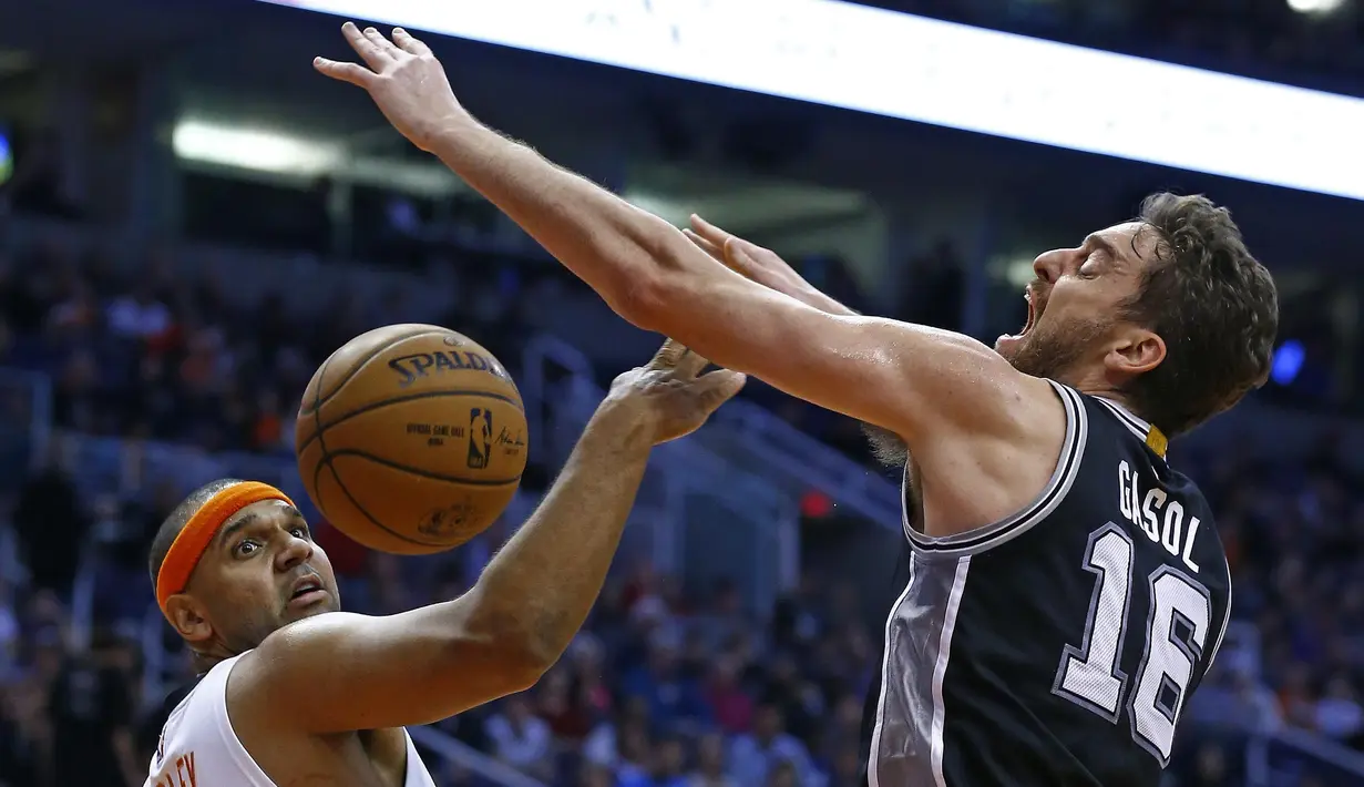 Ekspresi pemain San Antonio Spurs, Pau Gasol (kanan) saat berebut bola dengan pemain Phoenix Suns, Jared Dudley pada laga NBA di Talking Stick Resort Arena, (15/12/2016). Spurs menang 107-92. (AP/Ross D. Franklin)