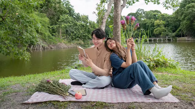 couple juni picnic date