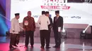 Capres nomor urut 01 Joko Widodo bersalaman dengan Capres nomor urut 02 Prabowo Subianto saat Debat Perdana Capres 2019 di Gedung Bidakara, Pancoran, Jakarta Selatan, Kamis (17/1). (Liputan6.com/Faizal Fanani)