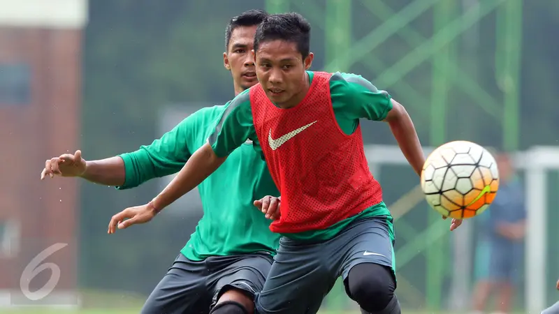 Gelandang Timnas Indonesia U-22, Evan Dimas Darmono, pada sesi latihan baru-baru ini. Timnas U-22 kalahkan Persewangi Banyuwangi 1-0 pada uji coba di Stadion Kapten I Wayan Dipta, Gianyar, Rabu (24/5/2017). 