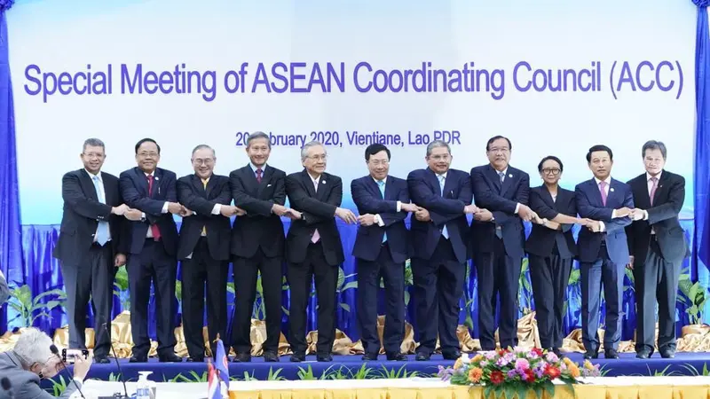 Menlu Retno bersama dengan Menlu di kawasan ASEAN dalam  pertemuan Khusus Menlu ASEAN dan RRT di Vientienne, Laos, Kamis, 20 Februari 2020.