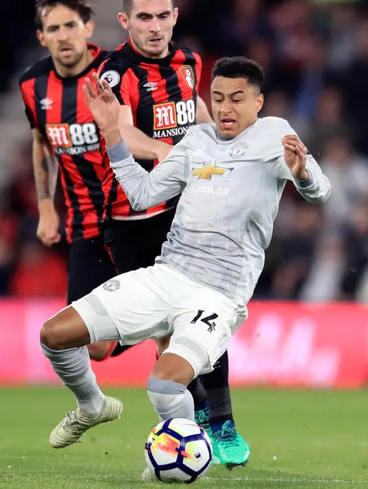 Gelandang Manchester United, Jesse Lingard saat dilanggar pemain Bournemouth, Lewis Cook pada pertandingan lanjutan Liga Inggris di Stadion Vitality, (18/4). MU menang 2-0 atas Bournemouth. (AP Photo/Adam Davy)
