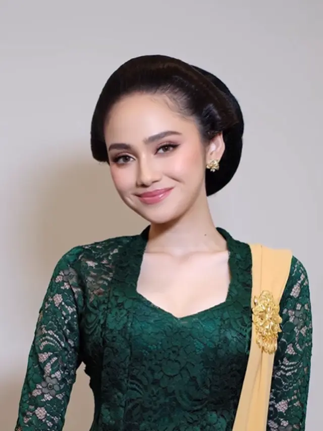 Potret Syifa Hadju Pakai Kebaya Hijau Renda dengan Sanggul