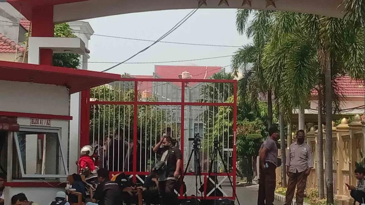 Rumah Pensiunan Jenderal Polisi dan Pengusaha Tetangga Ketua KPK Firli Bahuri di Bekasi Ikut Digeledah, Ada Apa?