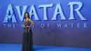 Zoe Saldana berpose saat menghadiri pemutaran perdana  film 'Avatar: The Way of Water' di London, Selasa, 6 Desember 2022. Zoe Saldana terlihat anggun dalam balutan minidress hitam dengan overlay tipis yang menarik perhatian. (Photo by Scott Garfitt/Invision/AP)