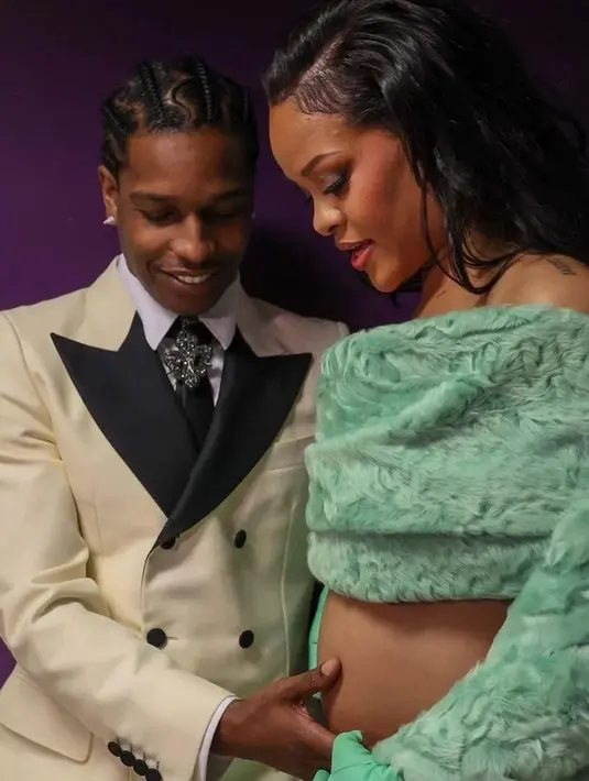 Keduanya seperti sedang membuat sesi maternity shoot atau foto kehamilan. [Foto: @rihannaofficiall]