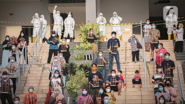 FOTO: Nakes dan Pasien COVID-19 Main Angklung Peringati 1 Tahun RSDC Wisma Atlet