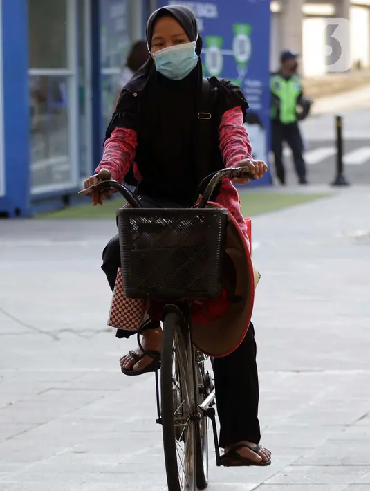 Warga bersepeda mengenakan masker melintasi terowongan Kendal Jalan Blora, Jakarta, Jumat (25/6/2021). Hingga Jumat (25/6), Secara akumulatif Satgas Penanganan Covid-19 mencatat kasus positif Covid-19 di wilayah DKI Jakarta telah menyentuh angka 501.396 orang. (Liputan6.com/Helmi Fithriansyah)