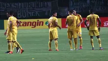 Sriwijaya FC saat melawan Persebaya di Stadion Gelora Bung Tomo, Surabaya (22/4/2018). (Bola.com/Aditya Wany)