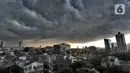 Awan kumulonimbus menyelimuti langit di kawasan Thamrin, Jakarta, Senin (23/12/2019). Badan Meteorologi Klimatologi dan Geofisika (BMKG) memprediksi kawasan Jabotabek berpotensi mengalami peningkatan curah hujan selama sepekan mendatang. (merdeka.com/Arie Basuki)