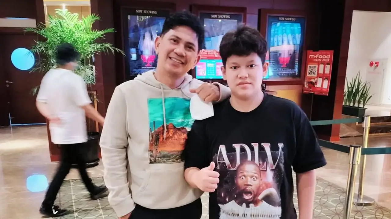 [Fimela] Menduda Selama 28 Tahun, Ini 6 Potret Tampan Ronny Sianturi