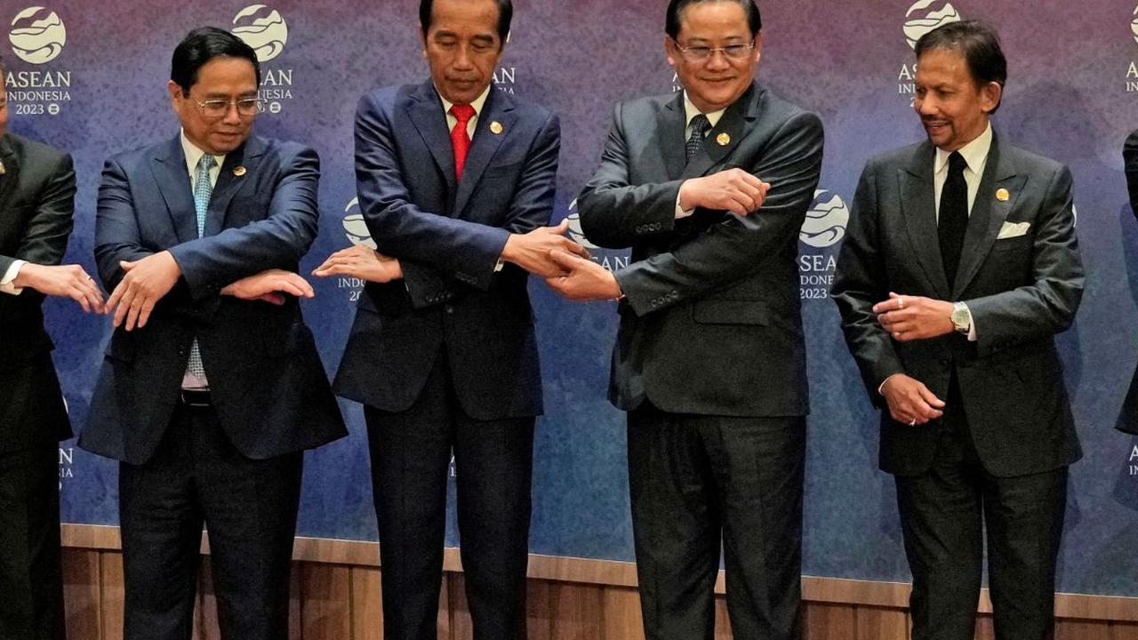"Tapi di ASEAN berbeda, kesetaraan justru menjadi value utama yang kita hormati dan kita junjung<br>bersama dalam bingkai persatuan dan kebersamaan sehingga kapal besar ASEAN dapat terus melaju,"<br>tutur Jokowi.<br>