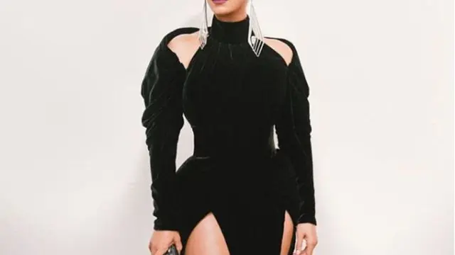Beyonce memakai tas rancangan Judith Leiber