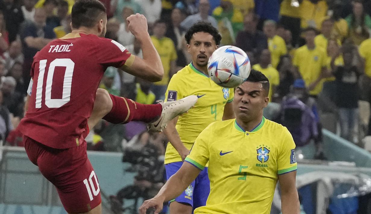Casemiro. Gelandang bertahan Timnas Brasil berusia 30 tahun yang baru didatangkan Manchester Unted pada awal musim 2022/2023 ini tercatat baru tampil satu kali bersama Brasil di Piala Dunia 2022 saat menang 2-0 atas Serbia pada matchday pertama Grup G (24/11/2022). (AP/Themba Hadebe)
