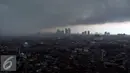 Foto Lanscape Jakarta yang di kelilingi awan gelap sebelum turunya hujan, Rabu (7/9). BMKG memprediksi fenomena La Nina yang mengakibatkan curah hujan tinggi akan berlangsung hingga bulan September 2016. (Liputan6.com/Johan Tallo)