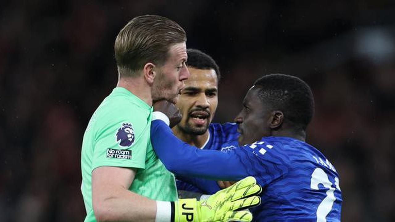 Momen Menarik Saat Everton Kalahkan MU di Old Trafford: Ribut dengan Rekan Setim, Idrissa Gueye Terima Kartu Merah