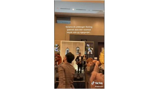 Asyik Hadiri Kondangan, Mahasiswa Ini Panik Dikabari Sidang Seminar Dadakan