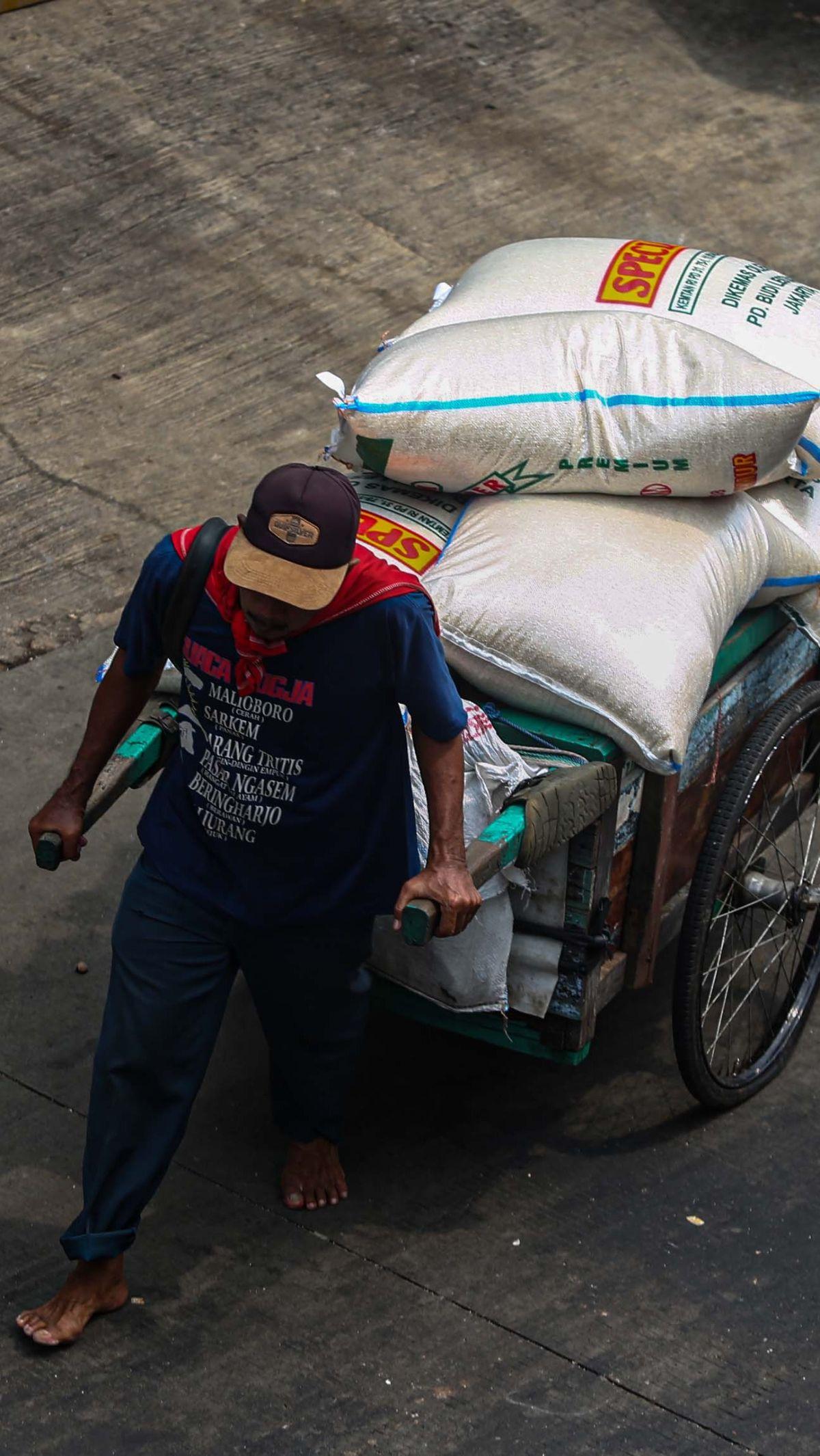 Berdasarkan Panel Harga Badan Pangan Nasional (Bapanas), Rabu (17/4/2024) pukul 14.39 WIB, harga beras premium turun tipis -0,12% atau Rp20 menjadi Rp16.010 per kilogram. Liputan6.com/Angga Yuniar
