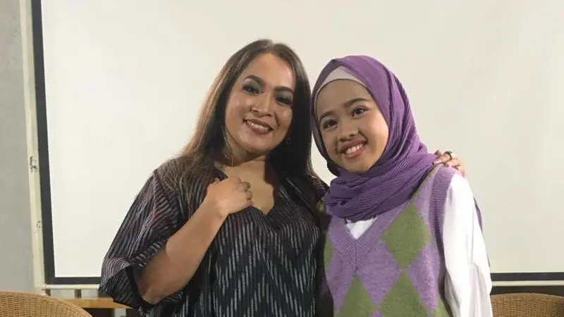 Rieka Roslan dan  Ainun Mahya