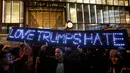 Pengunjuk rasa memprotes kemenangan Donald Trump dalam pemilihan Presiden AS, di Trump Tower, Manhattan, New York, Rabu (9/11). Ribuan orang turun ke jalan di seluruh AS untuk mengekspresikan kemarahan dan kesedihan mereka. (REUTERS/Andrew Kelly)
